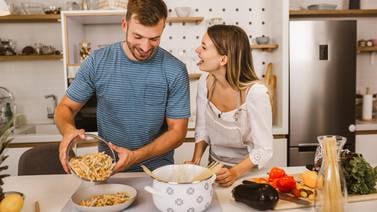 Cocinar en pareja es beneficioso:  Cinco artículos de cocina para obsequiar a los recién casados