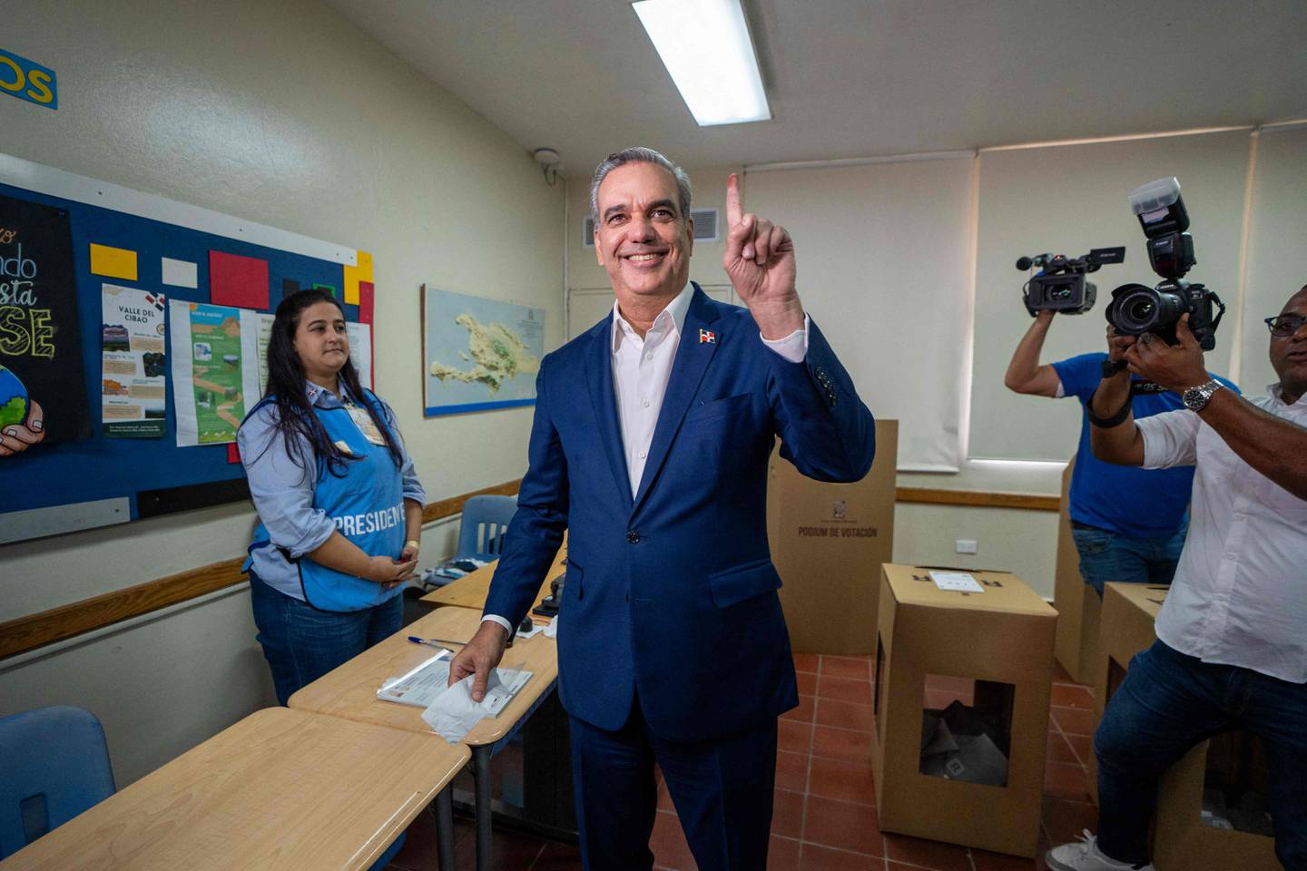 El presidente de República Dominicana, Luis Abinader, vota durante las elecciones locales en Santo Domingo. (Foto de Francesco Spotorno / AFP)