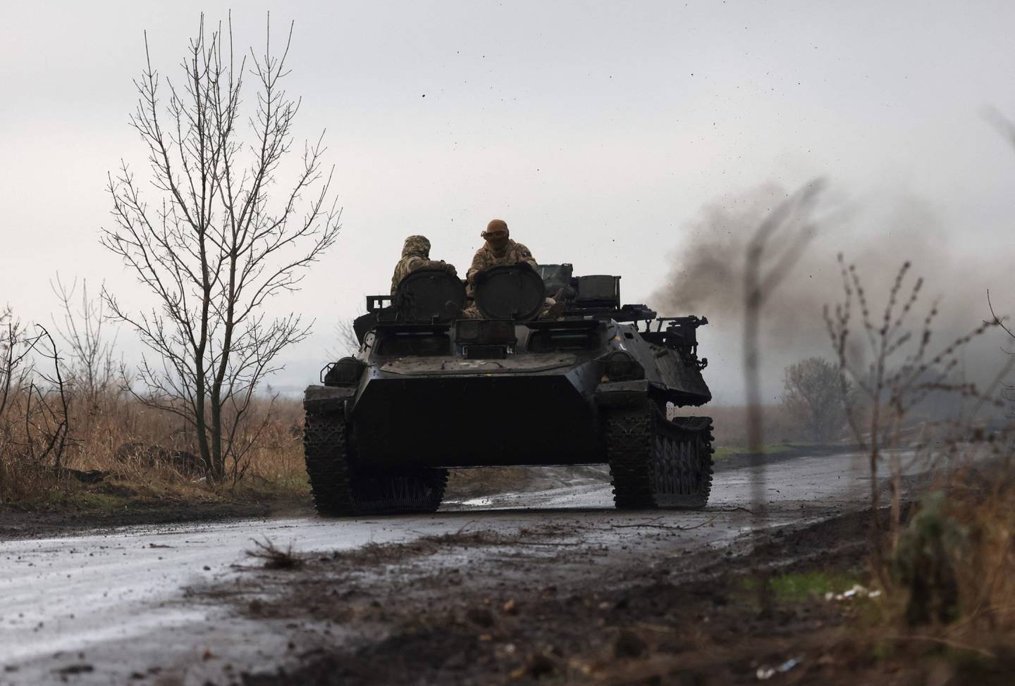 Un vehículo blindado ucraniano circula por una carretera no lejos de la línea del frente en la región de Donetsk, en medio de la invasión rusa de Ucrania. Este conflicto está a las puertas de cumplir dos años.  (Foto de Anatolii Stepanov / AFP)