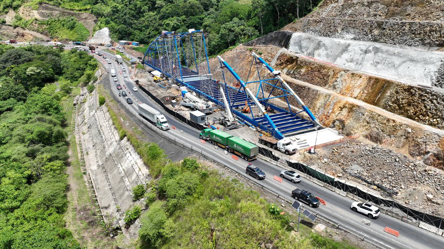 Una vez terminado el puente se eliminará el tránsito de vehículos por la parte donde actualmente atraviesa la ruta. Foto: Ruta 27 para LN.