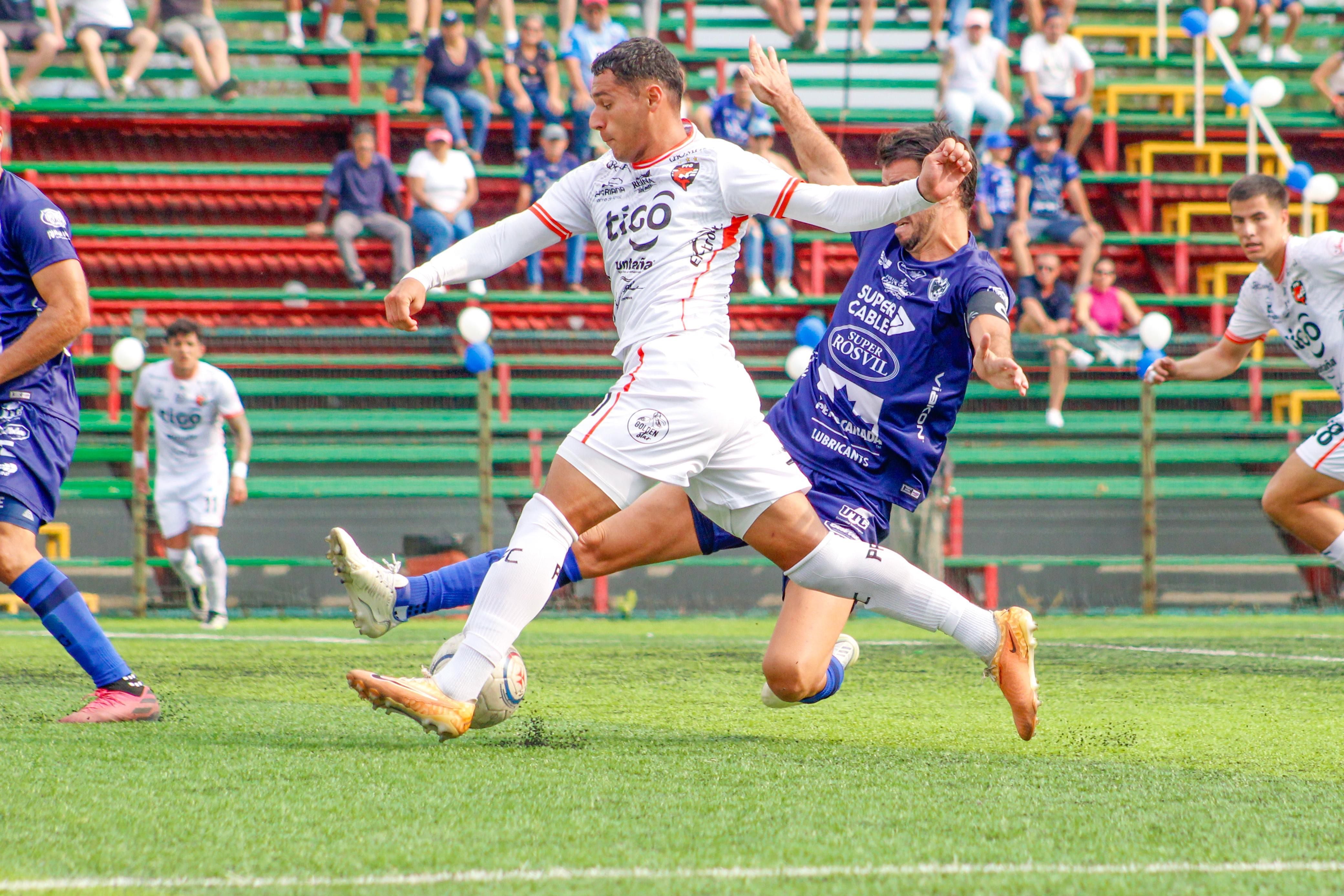 El delantero porteño Doryan Rodríguez anotó en el juego entre Grecia y Puntarenas.