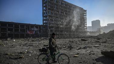 Guerra entra a Kiev con bombardeo en centro comercial