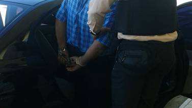 Tres funcionarios de Aduanas y un maletero cobraban mordidas en el Juan Santamaría