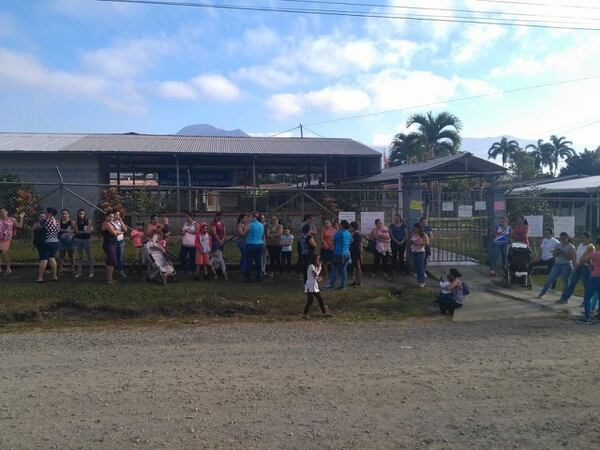 En la escuela República de México en Cajón de Pérez Zeledón los padres no permitieron el ingreso de los estudiantes en el arranque del curso lectivo.