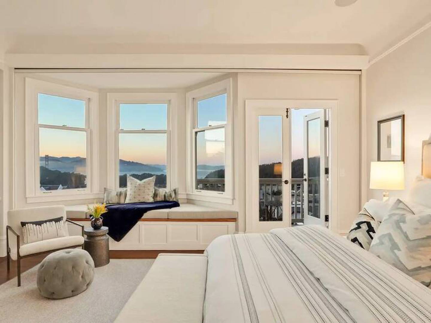 Uno de los dormitorios de la casa de Julia Roberts ofrece una vista hermoso desde sus ventanales. Foto: Sotheby's International Realty