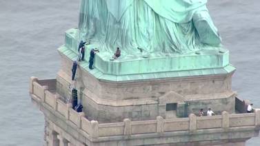 Mujer trepó a la base de Estatua de la Libertad y obligó a cerrarla al turismo