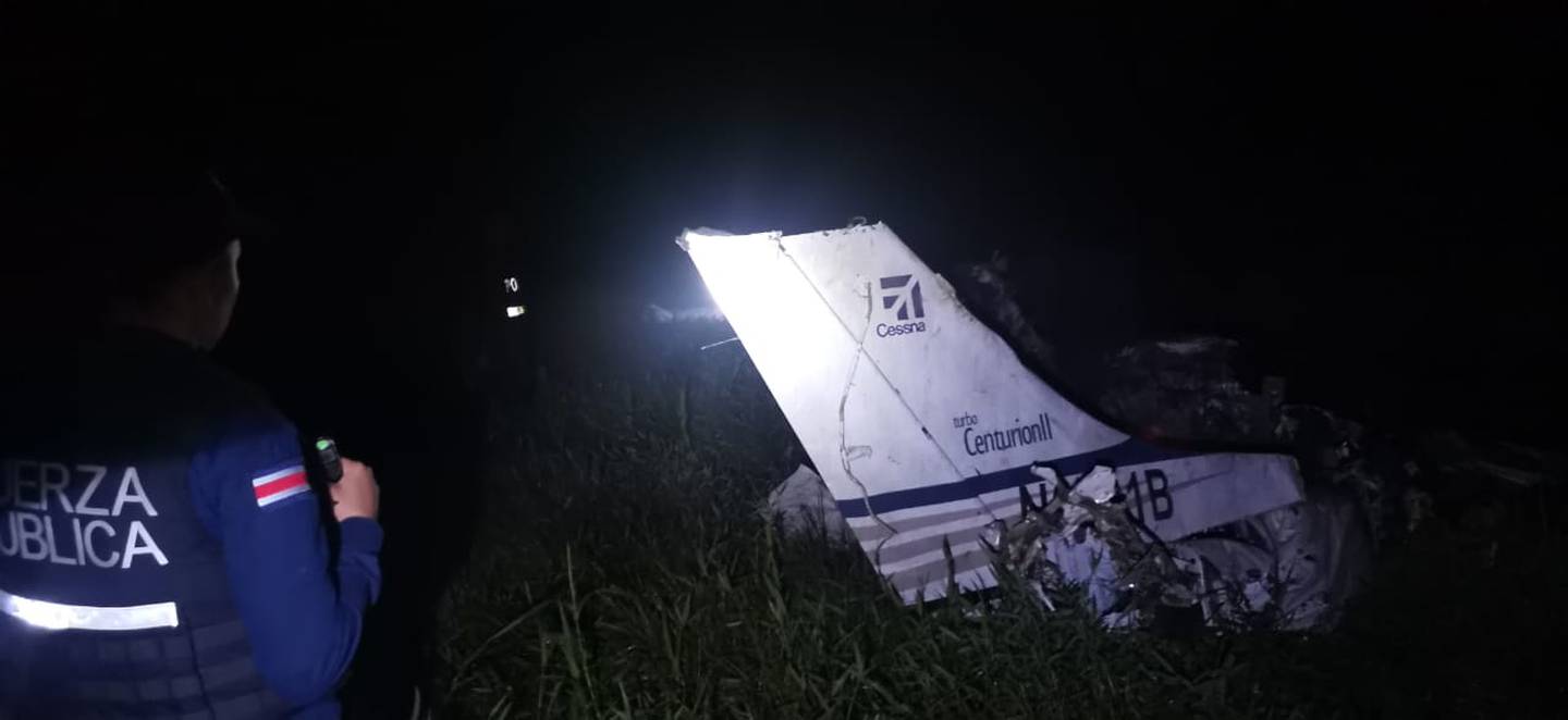 La caída de la avioneta en una finca de Upala, cerca de la frontera con Nicaragua, es investigada por agentes del OIJ. Foto: Cortesía MSP.