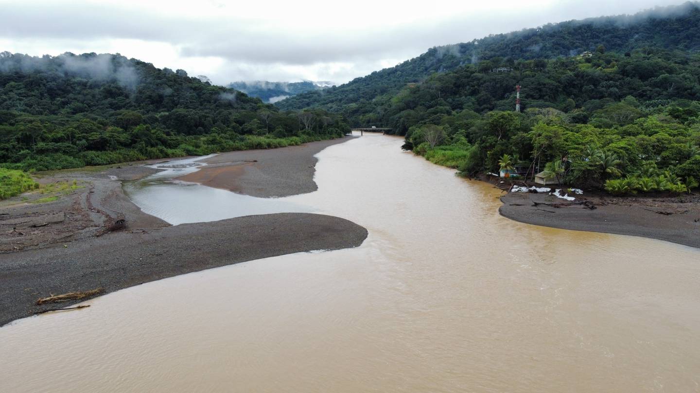 El río Barú dejó este lunes gran cantidad de lodo en la desembocadura al mar en Dominical, cantón de Osa.  Foto: Cortesía, Guardavidas de Costa Ballena.