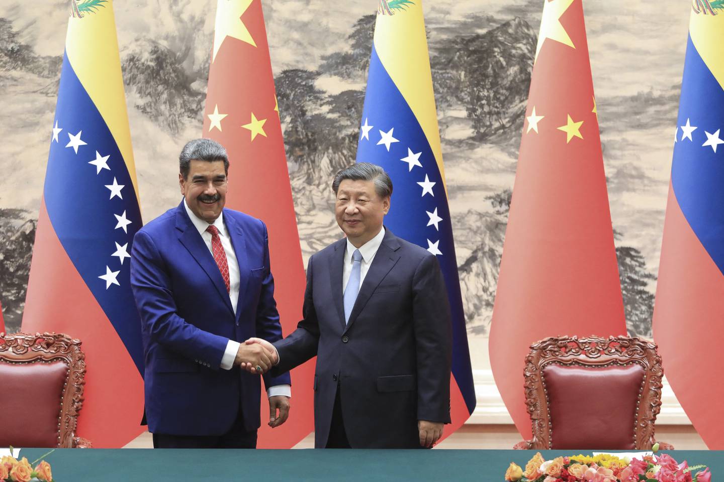 El presidente chino Xi Jinping (izq.) da la bienvenida al presidente venezolano Nicolás Maduro (dcha.) en el Gran Palacio del Pueblo en Beijing