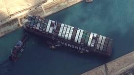 Fracasa primer intento de reflotar buque encallado en el canal de Suez