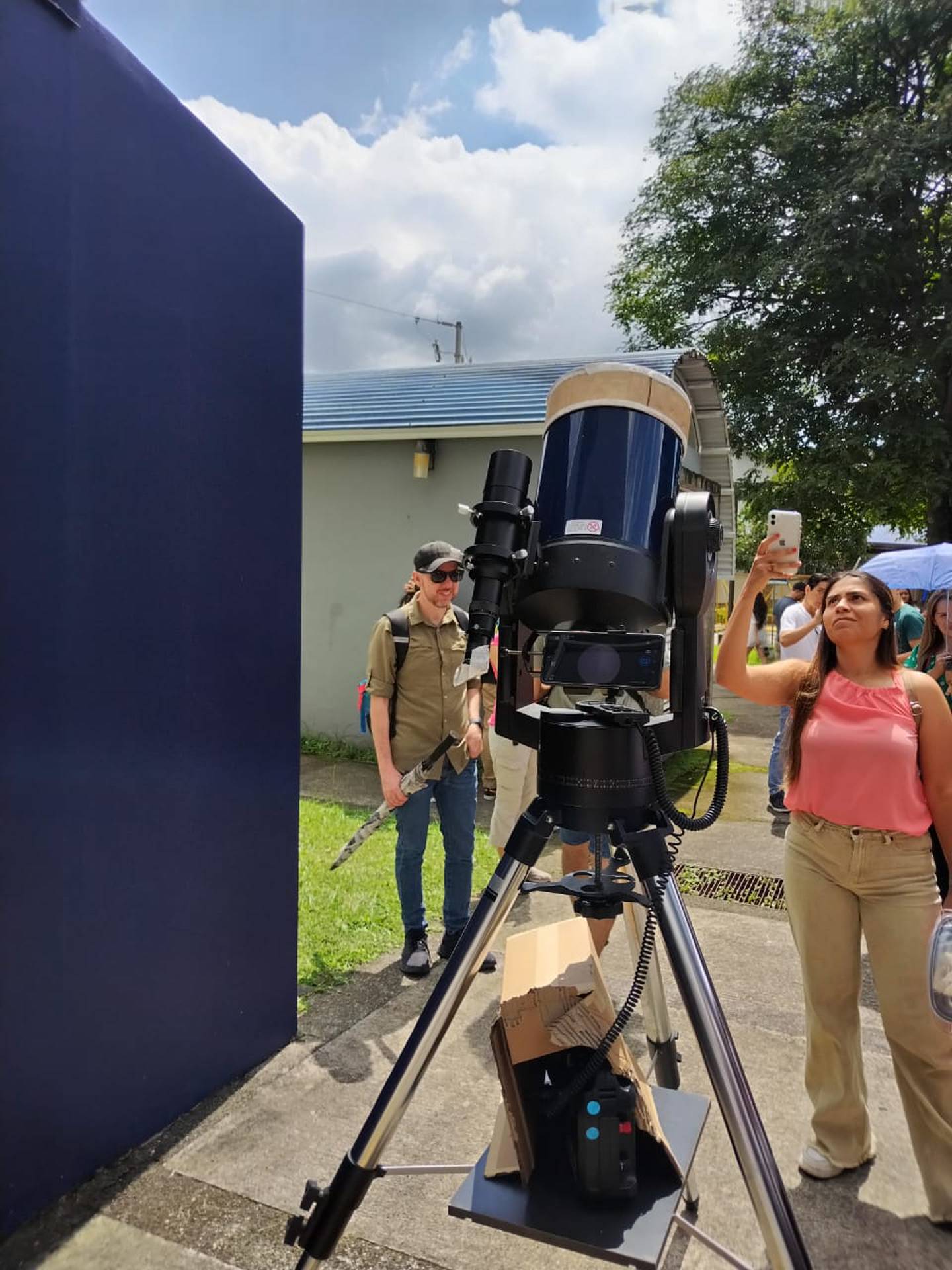 Aficionados de la astronomía se acercan al Planetario de la Universidad de Costa Rica para ver el eclipse. Foto: Rocío Nieves.