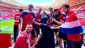 Ticos copian lo bueno y recogen basura del estadio en el Mundial de Qatar 