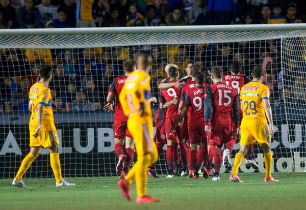 Los jugadores del Toronto celebran una de las dos anotaciones que marcaron esta noche en el Estadio Universitario de Monterrey. / AFP PHOTO / Julio Cesar AGUILAR