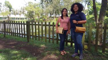 Muchachas costarricenses convierten restos de madera en bolsos