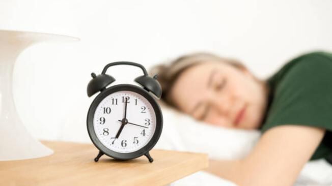 Dormir con el celular bajo la almohada podría ocasionar cáncer cerebral, según revela un estudio llevado a cabo por el Departamento de Salud Pública de California (CDPH).