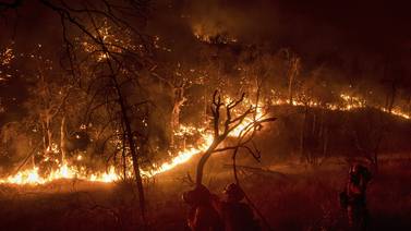 El incendio más grande en la historia de California continúa aumentando