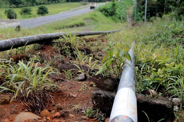 Vista un reparación del poliducto en el sector de Barbilla de Siquirres (Limón) donde hace unos ocho meses hubo un daño intencional contra esa tubería. foto Alonso Tenorio