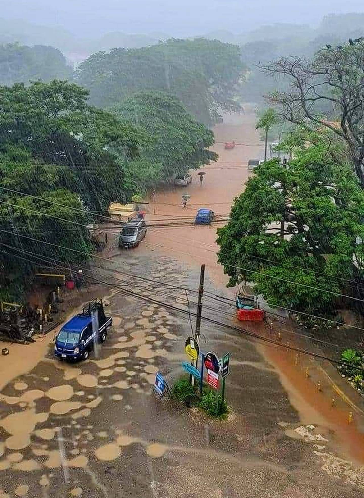 Parte de la reciente afectación por lluvias en vías de  Tamarindo de Guanacaste.  Foto: Cortesía Noticias en la provinicia de Guanacaste.