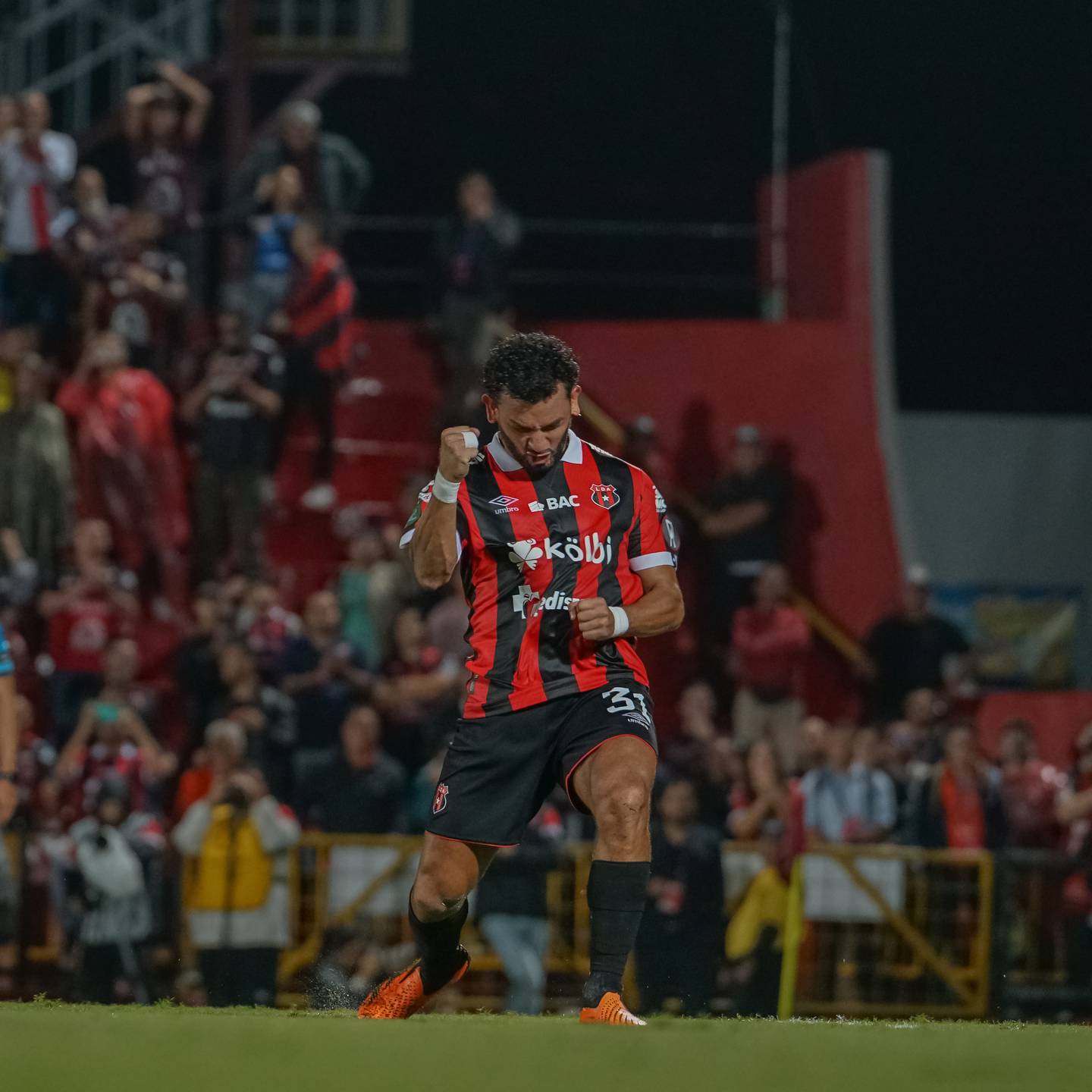 Michael Barrantes festejó su acierto desde el punto de penal con Liga Deportiva Alajuelense.