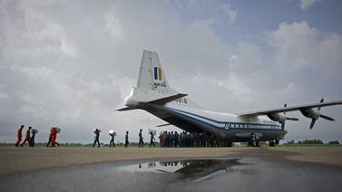 Hallaron en el océano Índico los restos del avión birmano siniestrado