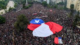 Descalabro social tiene a Chile perplejo y sin una solución a la vista