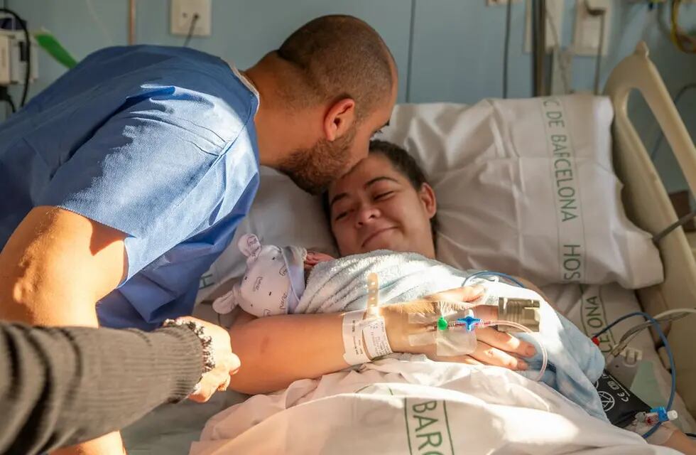 Mujer dio a luz a su primer hijo luego de recibir trasplante de útero de su mamá.