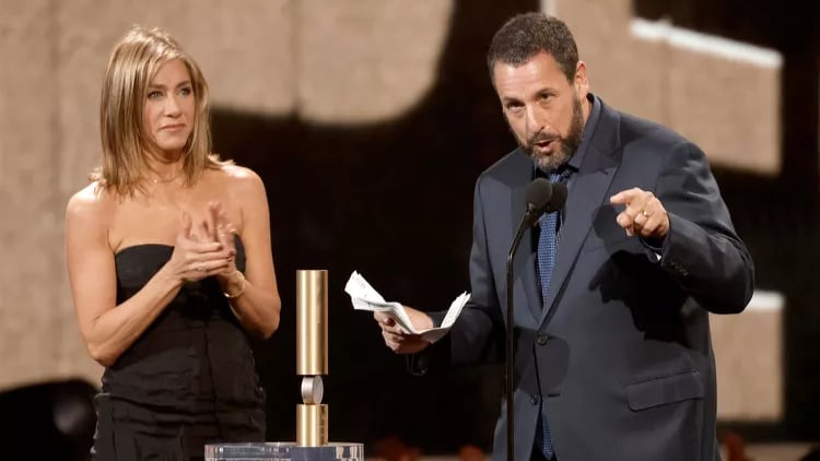 Jennifer Aniston entregó a su colega Adam Sandler el Premio Ícono del Pueblo en los 'People’s Choice Awards 2024'.