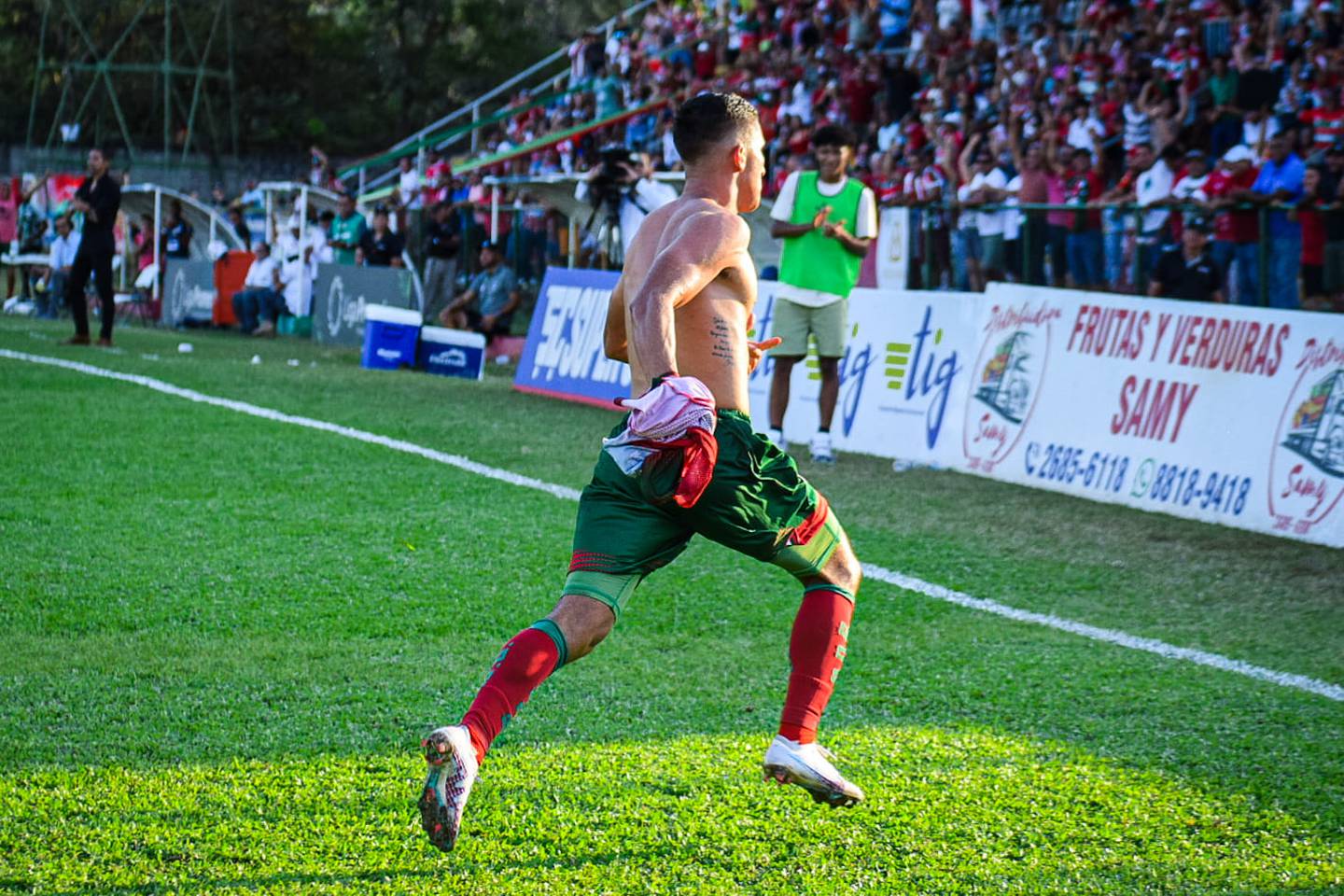 Joseph Bolaños enloqueció al convertir el gol del triunfo de Guanacasteca contra Grecia. Por quitarse la camisa, fue amonestado.