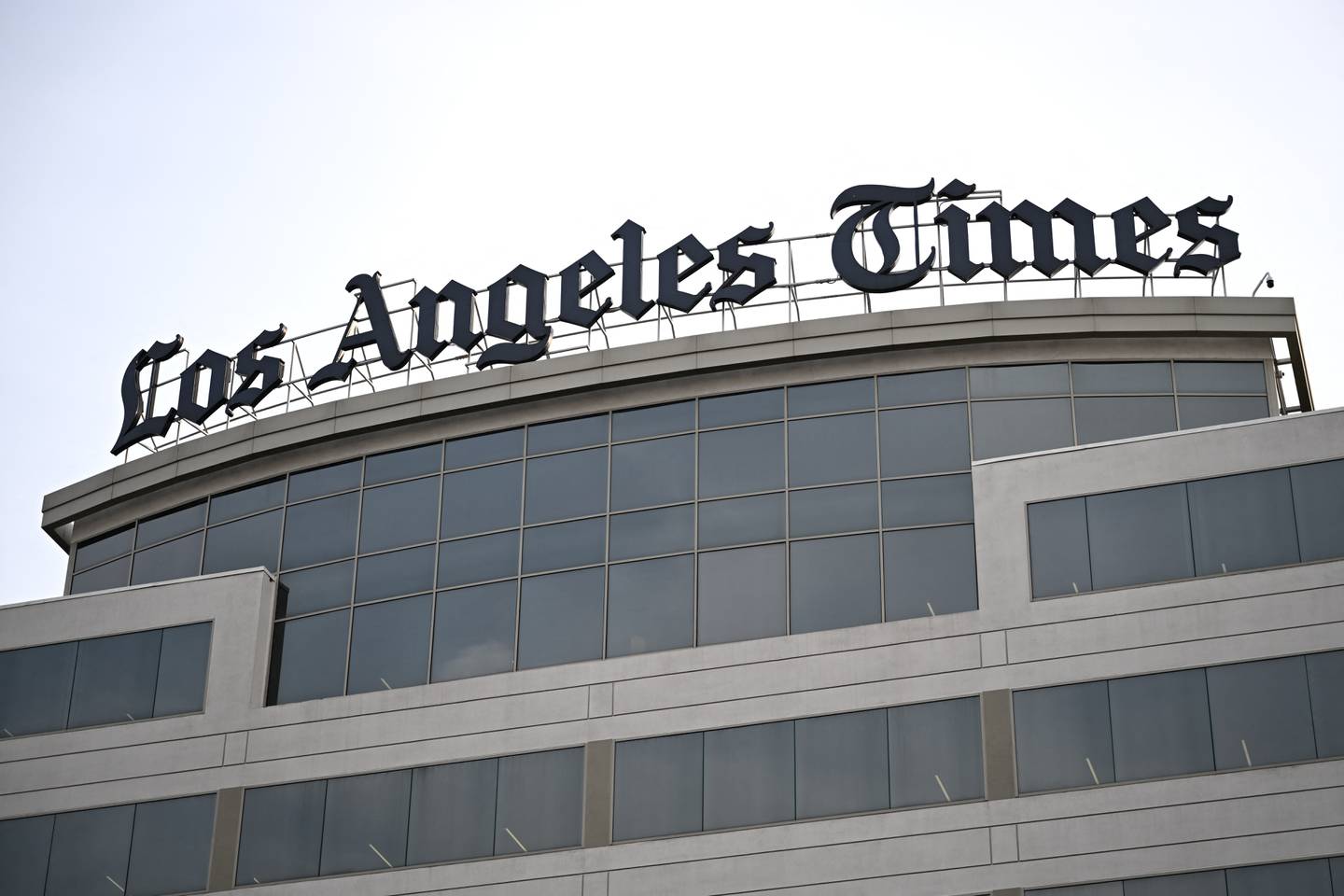 El diario estadounidense Los Angeles Times anunció la eliminación de al menos 115 puestos de trabajo.