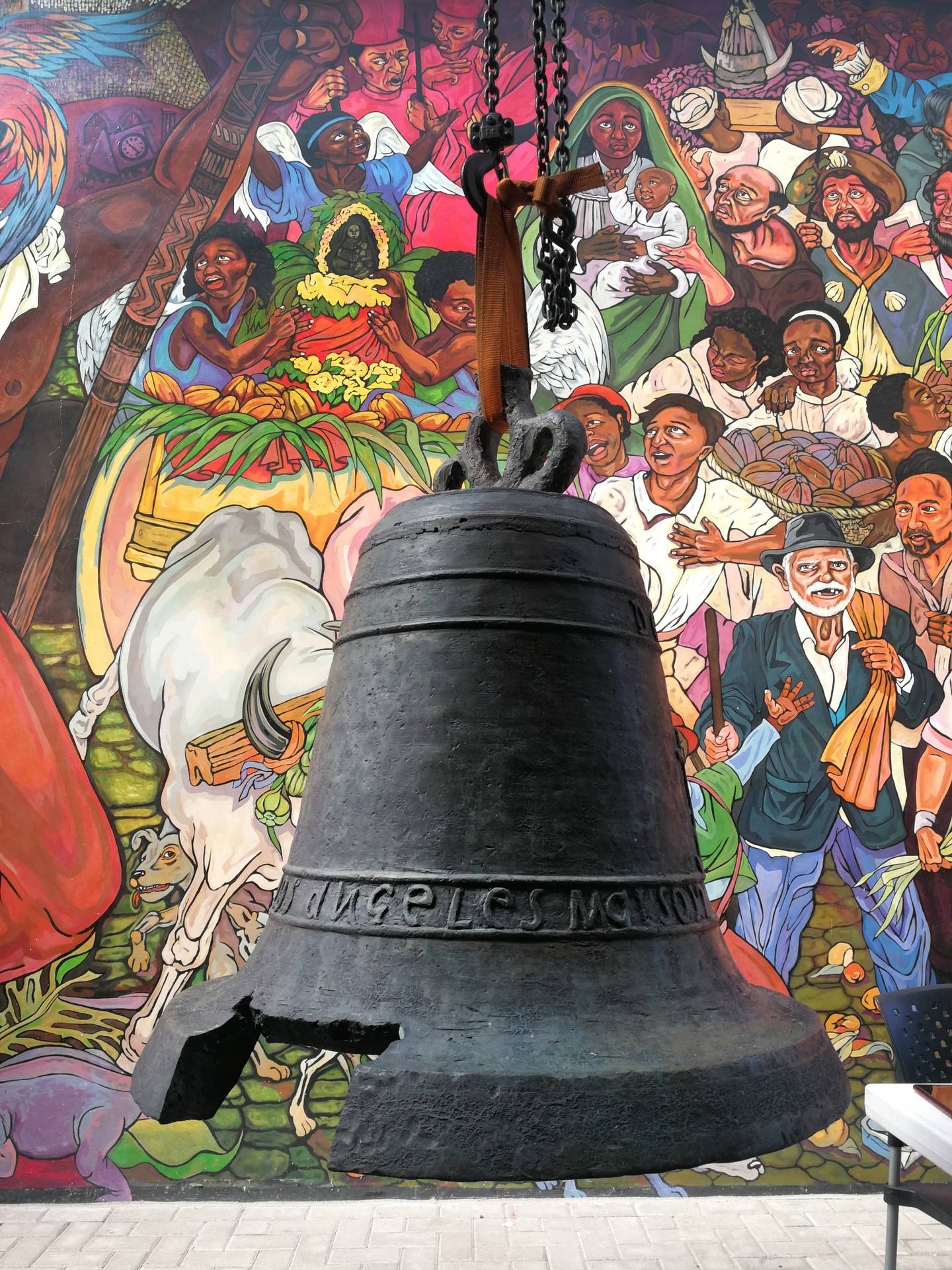 La campana que cuelga en las ruinas de la parroquia de Cartago está siendo restaurada y hay un proyecto para declararla símbolo nacional.