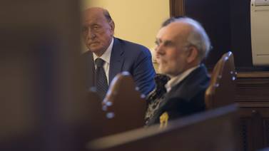 Expresidente del banco del Vaticano enfrenta juicio por malversar $68 millones