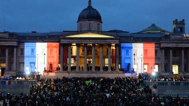 Miles en todo el mundo honran a las víctimas de ataques en París