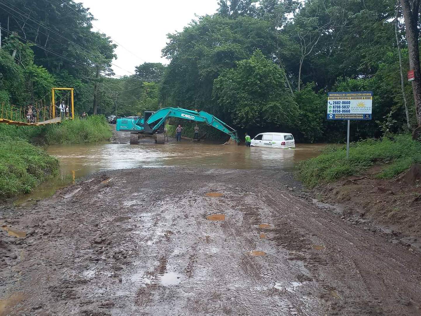 Algunos vehiculos se quedaron atascados este lunes a su paso por Santa Cruz, una de las regiones del Pacífico norte donde ya hay un albergue habilitado por lluvias. Foto: Guiana/Noticias.