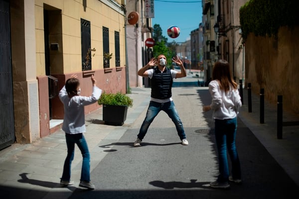 Los niños vuelven a las calles en España tras seis semanas ...
