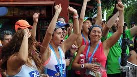 Emoción por ver a atletas completar maratón Correcaminos sacó lágrimas a familiares y amigos