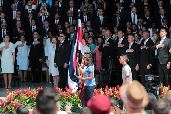 Ingreso del pabellón nacional al traspaso de poderes. Foto Alonso Tenorio