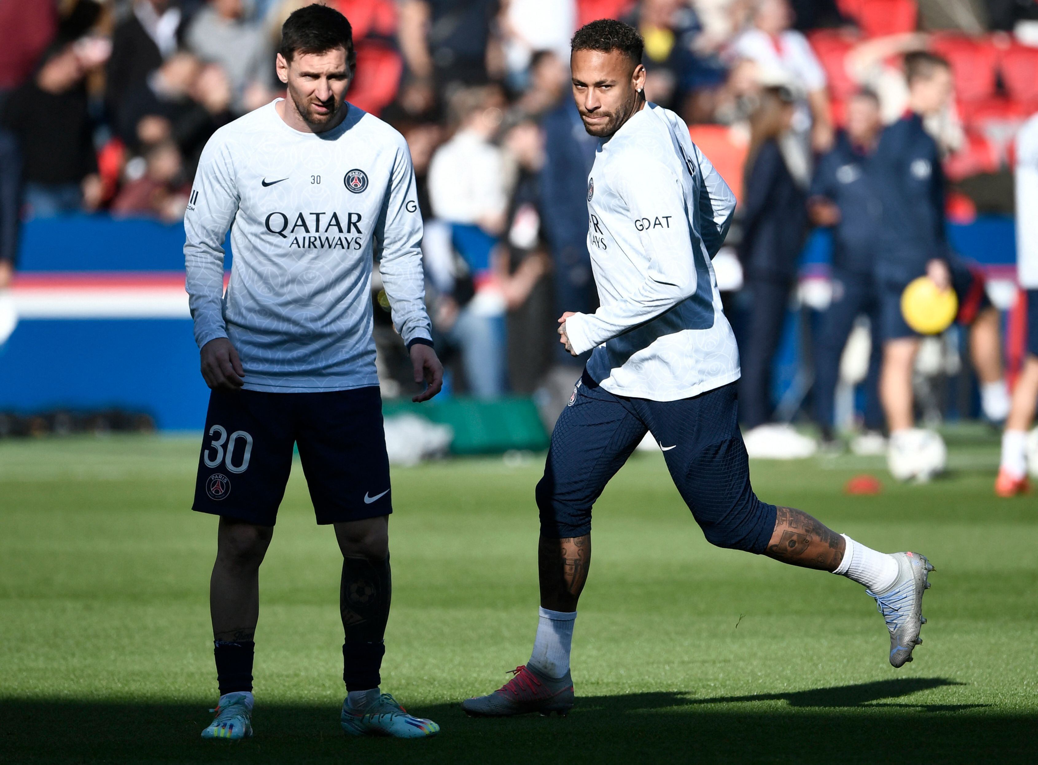 El atacante de Argentina Lionel Messi (izquierda) y el delantero de Brasil Neymar tuvieron su último partido con el PSG y ahora se preparan para el Mundial de Qatar 2022. 