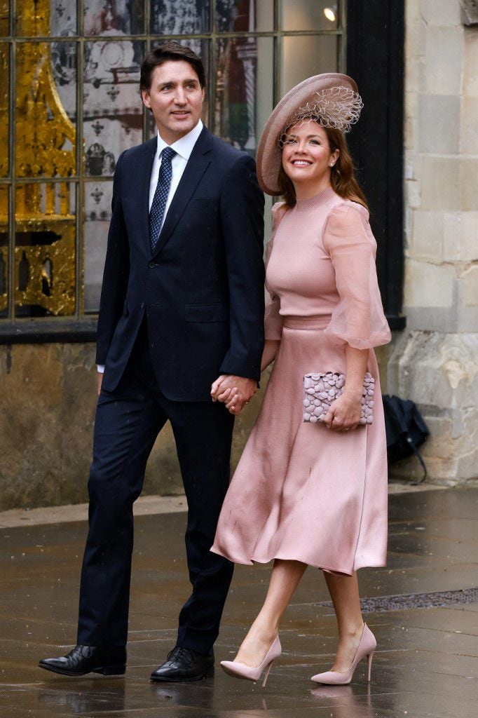 La esposa del primer ministro de Canadá, Sophie Grégoire Trudeu, utilizó un discreto vestido rosa claro, que llamó la atención por sus mangas translúcidas. Todos los accesorios iban a juego. 