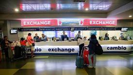 Turistas enfrentan en el aeropuerto un alto margen cambiario