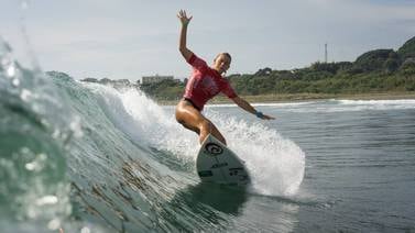 Surfistas juveniles ticos avanzan a tercera ronda del Mundial en Japón