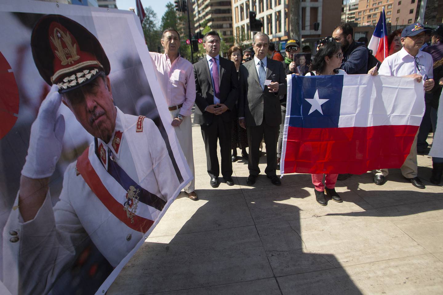 Partidarios del dictador chileno Augusto Pinochet (1915-2006) con una pancarta que lo representa, se manifiestan en el 30 aniversario del plebiscito que puso fin a su gobierno (1973-1990) en Santiago el 5 de octubre de 2018.