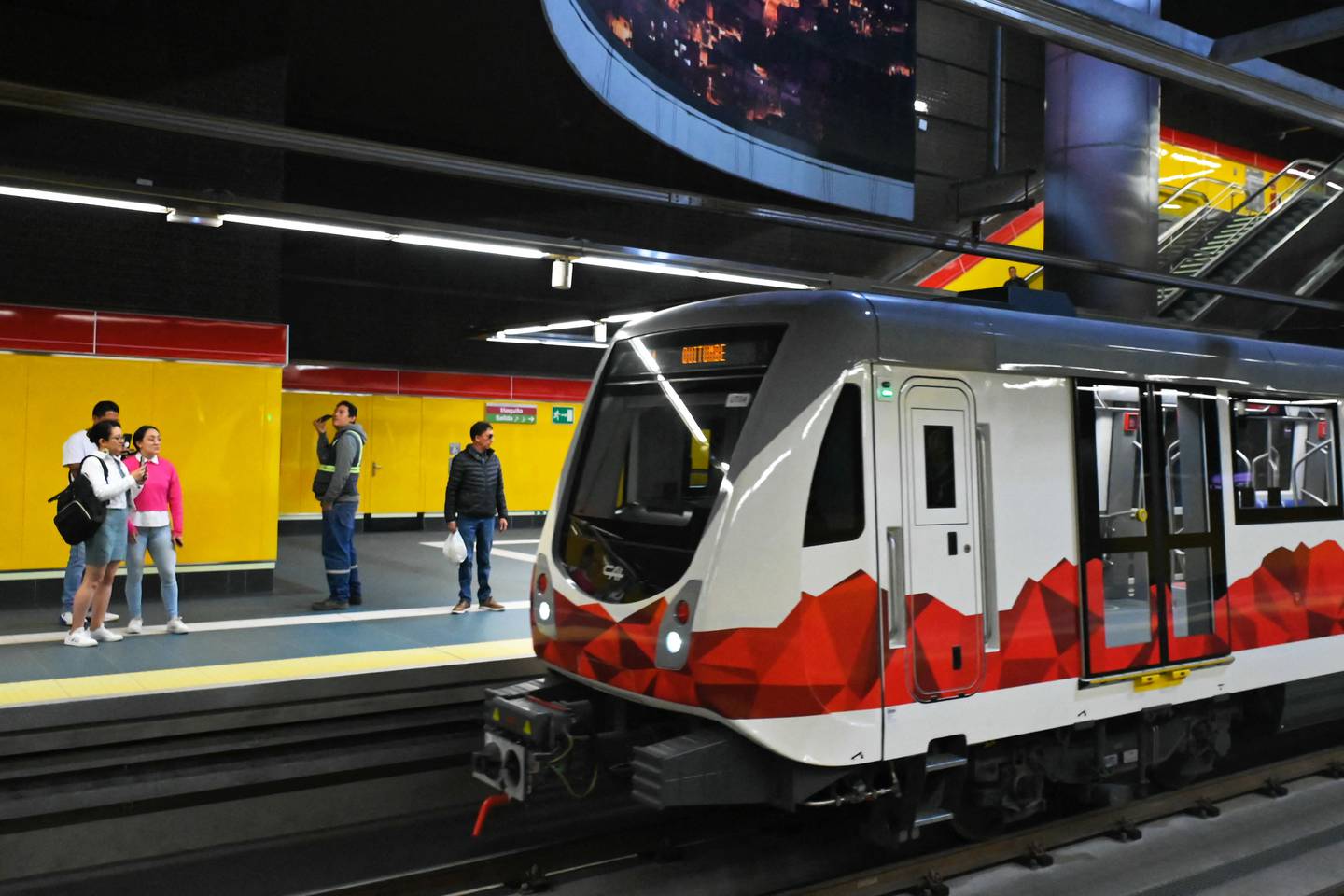 Un tren llega a una de las estaciones de la Línea 1 del Metro de Quito, durante su primer día de operación en Quito el 1 de diciembre de 2023. Miles de emocionados pasajeros viajaron en el metro que comenzó a operar el viernes en Quito después de una década de construcción y retrasos.