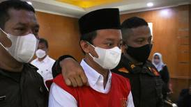 Profesor indonesio condenado a muerte por violar a 13 estudiantes