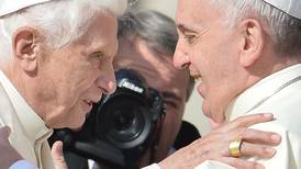 Papa Francisco rinde conmovedor homenaje a la “bondad” de fallecido Benedicto XVI
