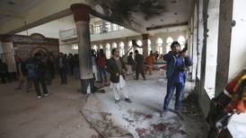 Kamikaze estalla carga en una mezquita y mata a 27 personas en Afganistán