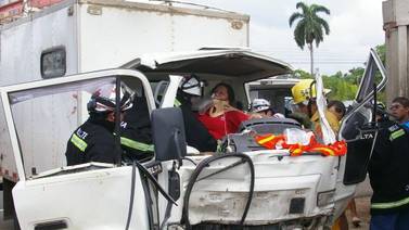 Mujer herida por choque en autopista  a Caldera