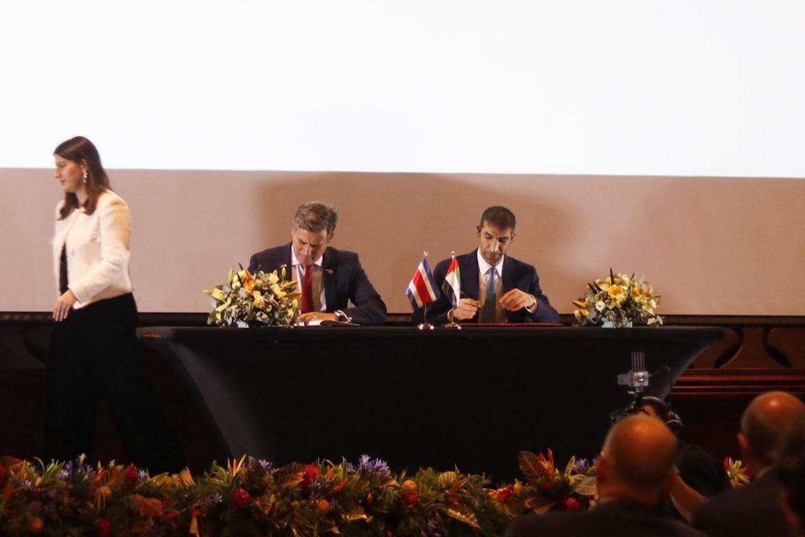 El ministro de Comercio Exterior de Costa Rica, Manuel Tovar Rivera, y su homólogo de Emiratos Árabes Unidos, Thani bin Ahmed Al Zeyoudi, firmaron el Acuerdo Integral de Asociación Económica sobre Comercio e Inversión entre ambas naciones este miércoles 17 de abril.