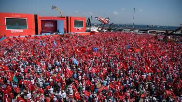 Turcos marchan contra intento de golpe en Estambul