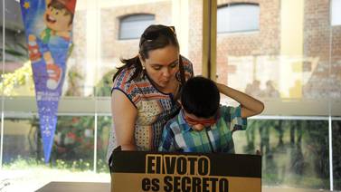 Mamás inspiran a los nuevos votantes a acudir a las urnas 