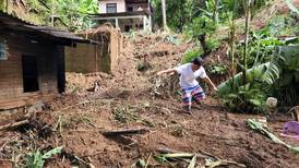 ‘Agarré a mis hijos y salí corriendo’, narra afectada por deslizamiento en Alajuela